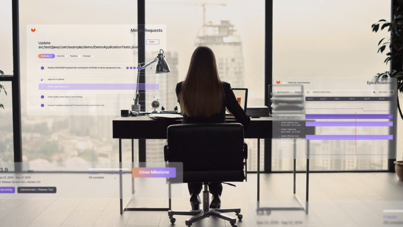 Femme travaillant à un bureau